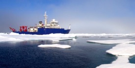 The RV Sikuliaq in Arctic sea ice. © Mark Teckenbrock. 